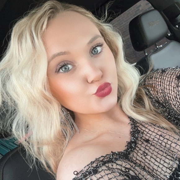 Meet your Posher, Mallory - Picture 1 of 1